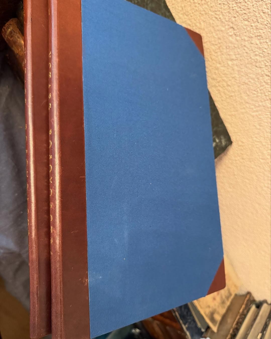Dorso e coperta di un volume antico rilegato